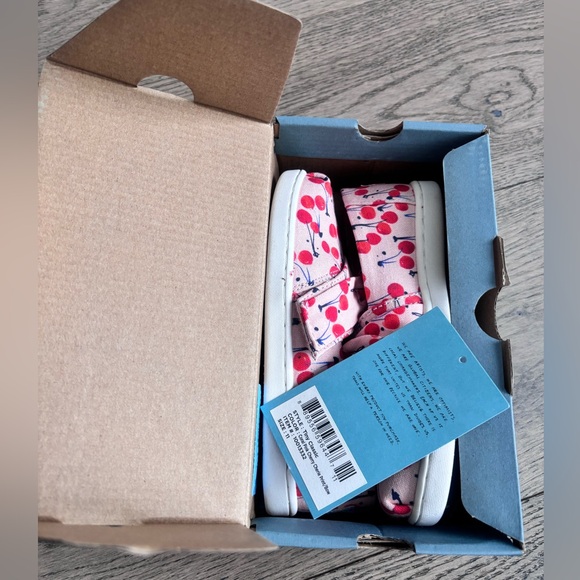 NEW TOMS girls shoes in size 11 - Picture 6 of 6